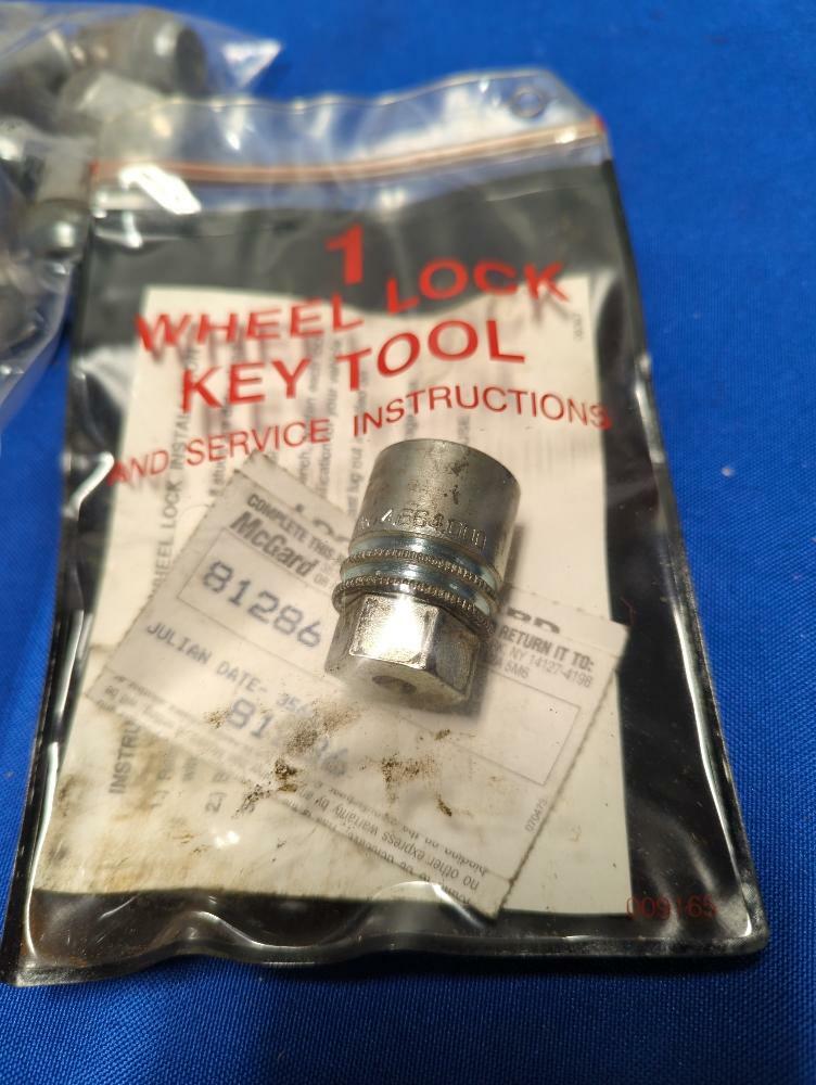 1999-04 Ford Mustang GT V8 Set OEM Lug Nuts & Wheel Locks 170