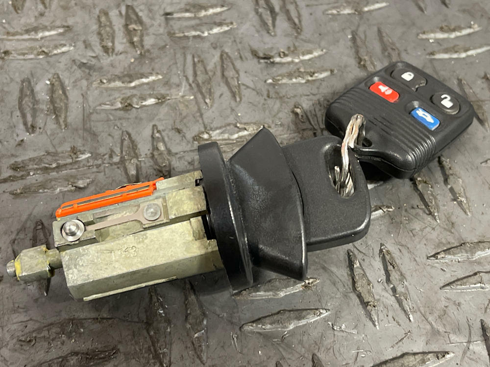 1999-04 Ford Mustang Ignition w/ Key 284