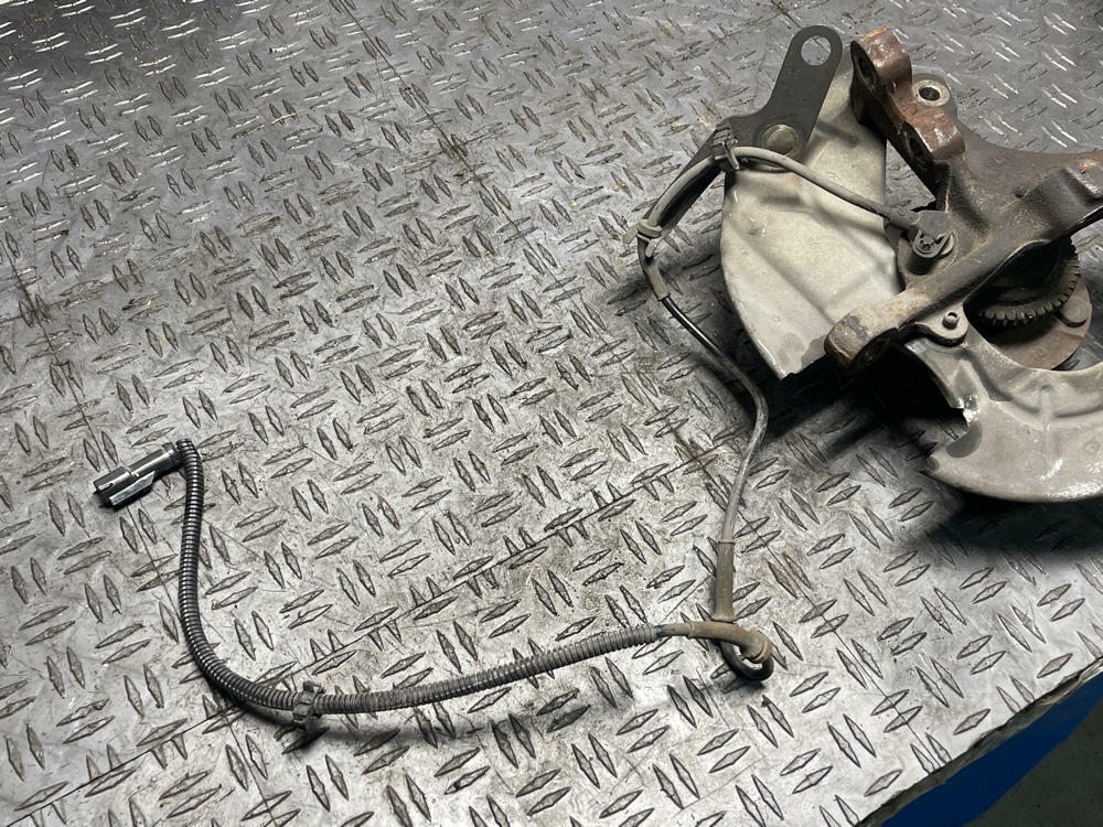2003-04 Ford Mustang Mach One Passenger Front RH Spindle 19k Miles 296