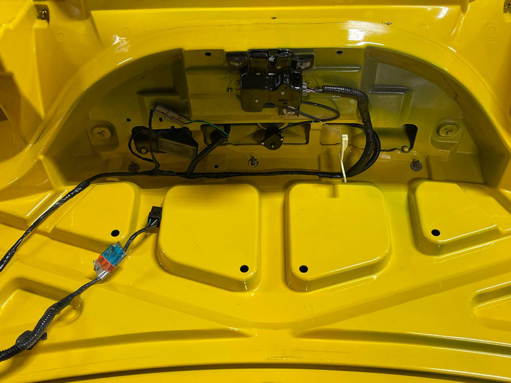 2003-04 Ford Mustang SVT Cobra Screaming Yellow Decklid 314