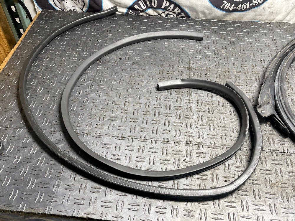 2003-04 Ford Mustang Mach One Door Weather Stripping Pair 19k Miles 296