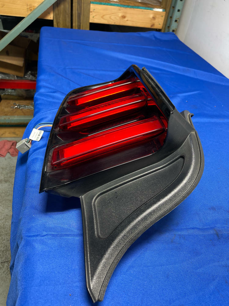 2015-23 Ford Mustang Drivers Tail Light GT V6 Coyote 165