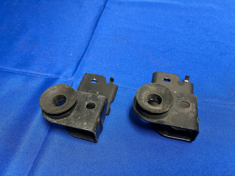 1999-04 Ford Mustang GT Radiator Brackets 171