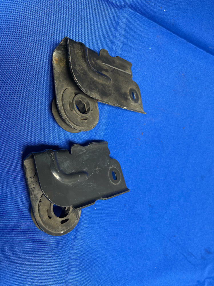1999-04 Ford Mustang GT Radiator Brackets 171