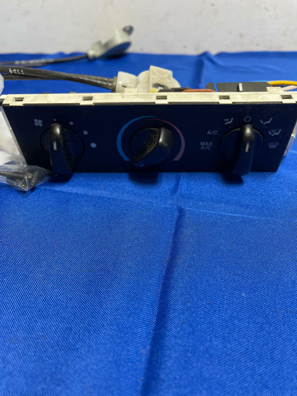 1999-04 Ford Mustang GT 4.6 V8 HVAC Controls & Knobs 177