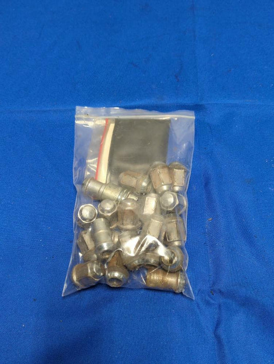1999-04 Ford Mustang GT V8 Set OEM Lug Nuts & Wheel Locks 170