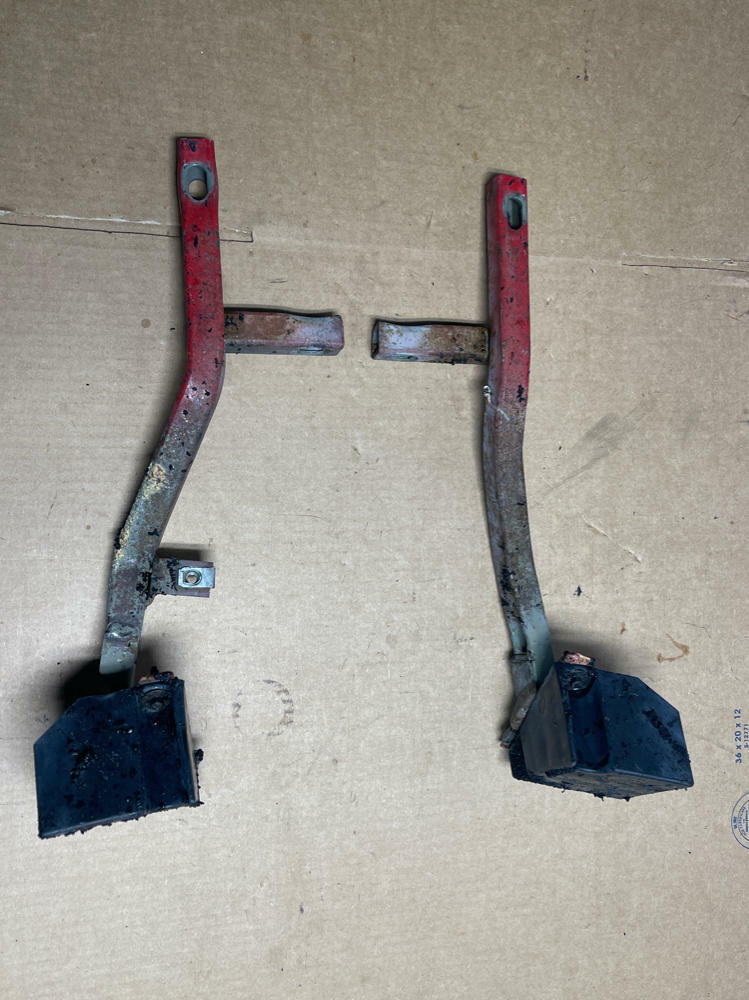 1999-04 Ford Mustang GT V6 Rear Crash Absorber Brackets 189