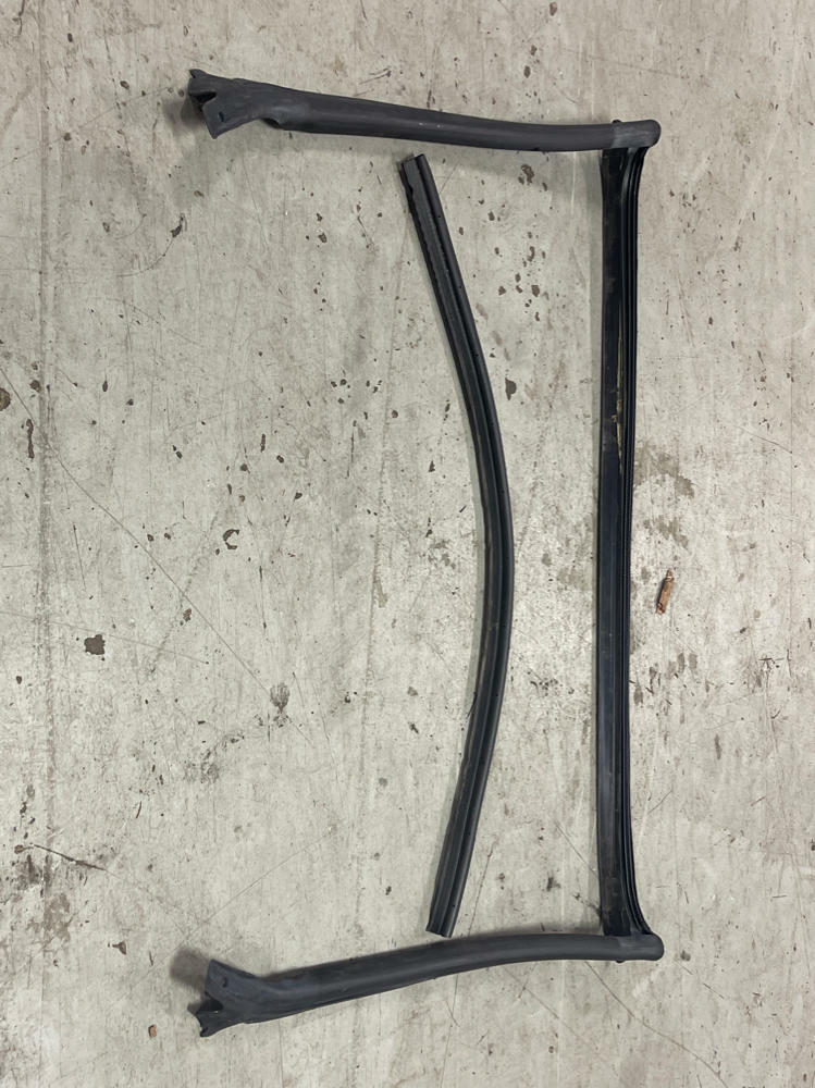 2003-04 Ford Mustang SVT Cobra Driver Door Weather Stripping Convertible 208