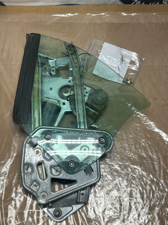 1999-04 Ford Mustang GT V6 SVT Driver Convertible Rear Window Assembly LH 235