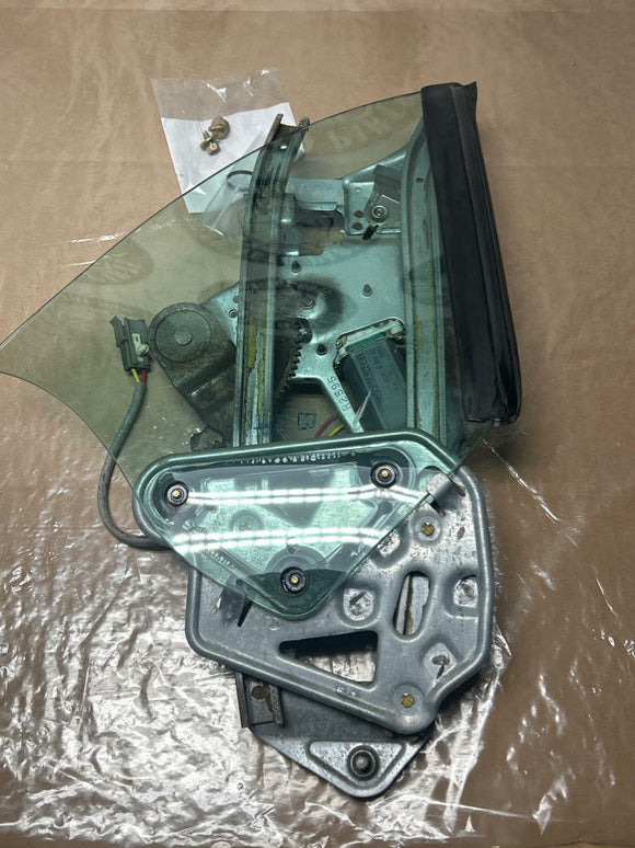 1999-04 Ford Mustang GT V6 SVT Passenger Convertible Rear Window Assembly RH 235