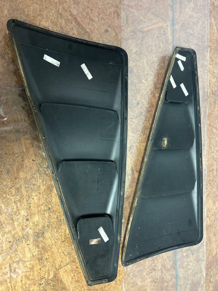 2013-14 Ford Mustang 1/4 Window Louvers (Code UJ) 239
