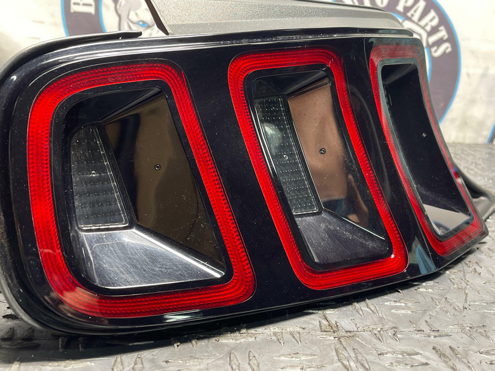 2013-14 Ford Mustang GT Driver LH OEM Tail Light Assembly 281