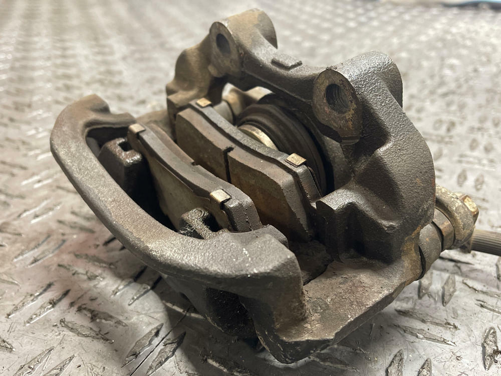 2004-06 Pontiac GTO Rear Brake Caliper Pair 280
