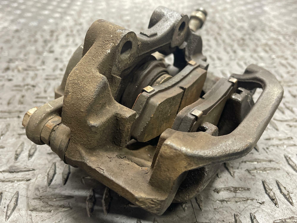 2004-06 Pontiac GTO Rear Brake Caliper Pair 280
