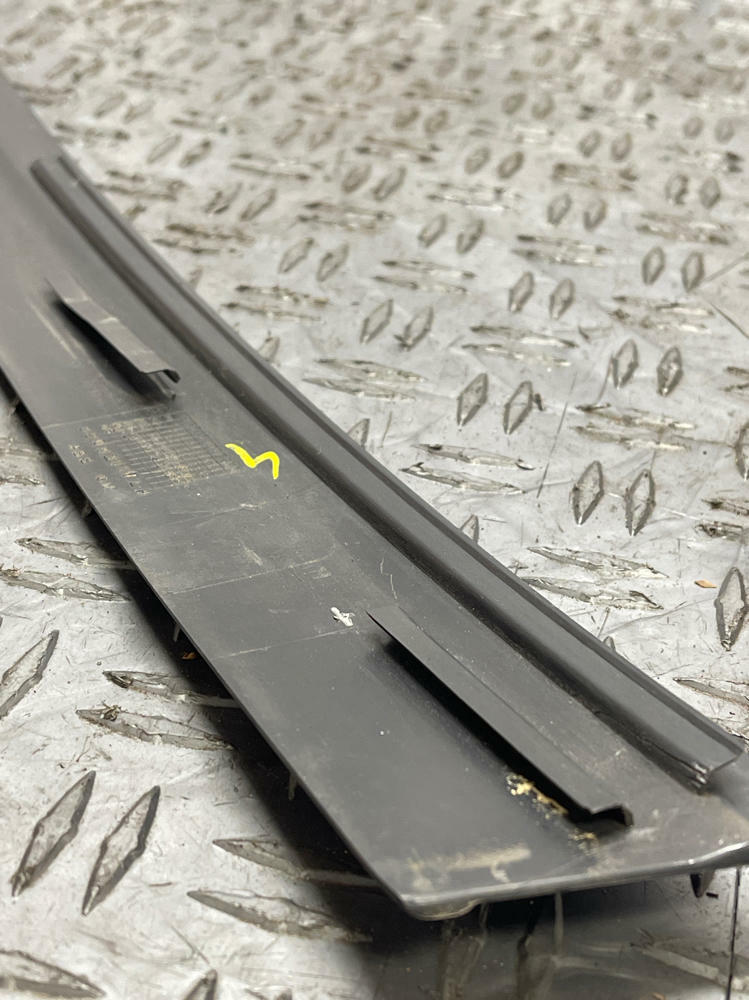 2004 Pontiac GTO Exterior Driver LH B-Pillar Trim/Body Molding 280