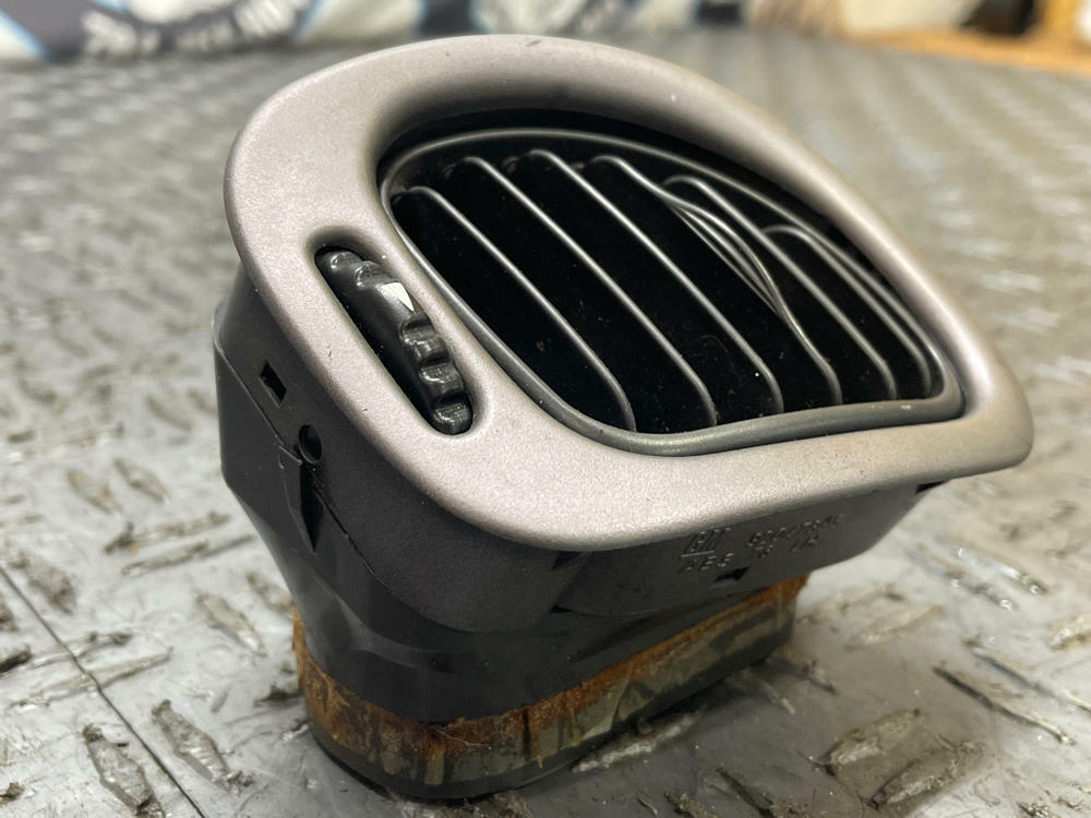 2004-06 Pontiac GTO Interior HVAC Vent Lot 280