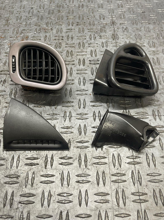 2004-06 Pontiac GTO Interior HVAC Vent Lot 280