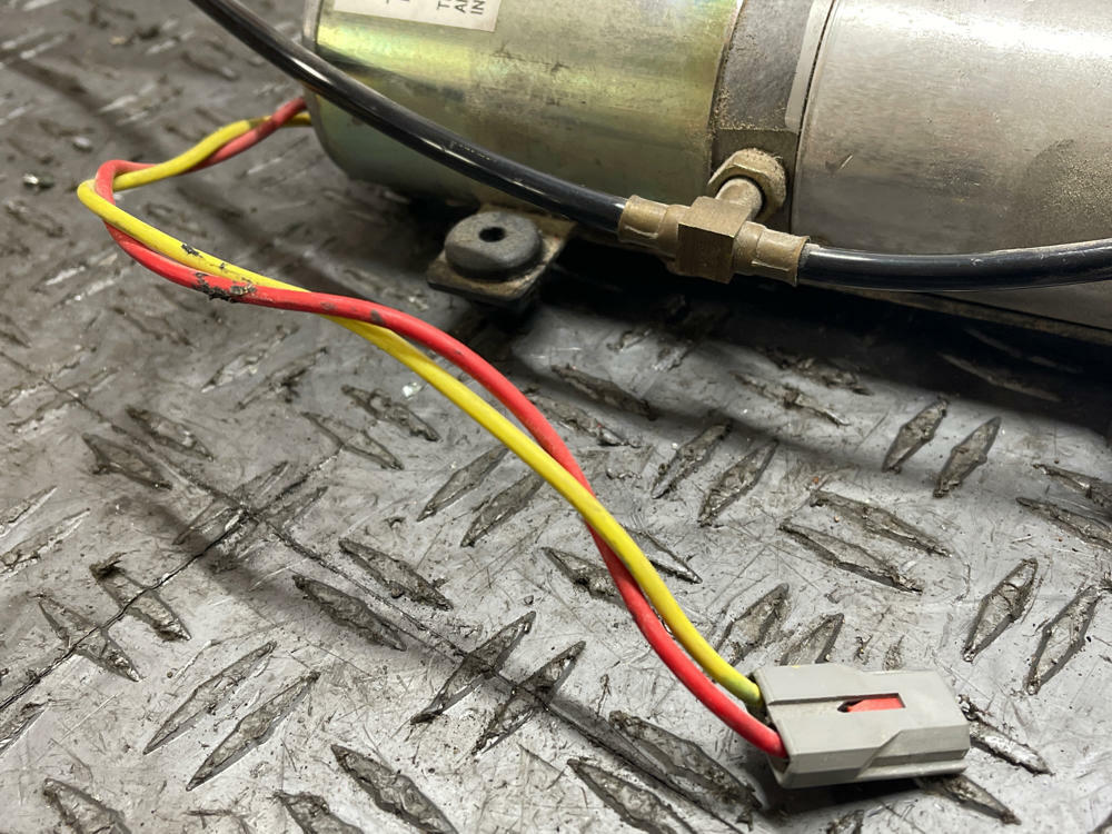 1999-04 Ford Mustang Convertible Top Pump Assem.- Lines Included 286