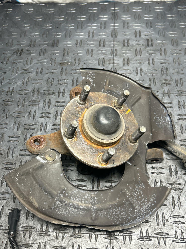 1999-04 Ford Mustang Passenger Front RH Spindle Assembly 285