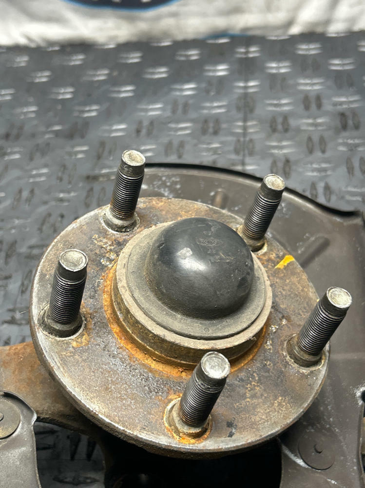 1999-04 Ford Mustang Passenger Front RH Spindle Assembly 285