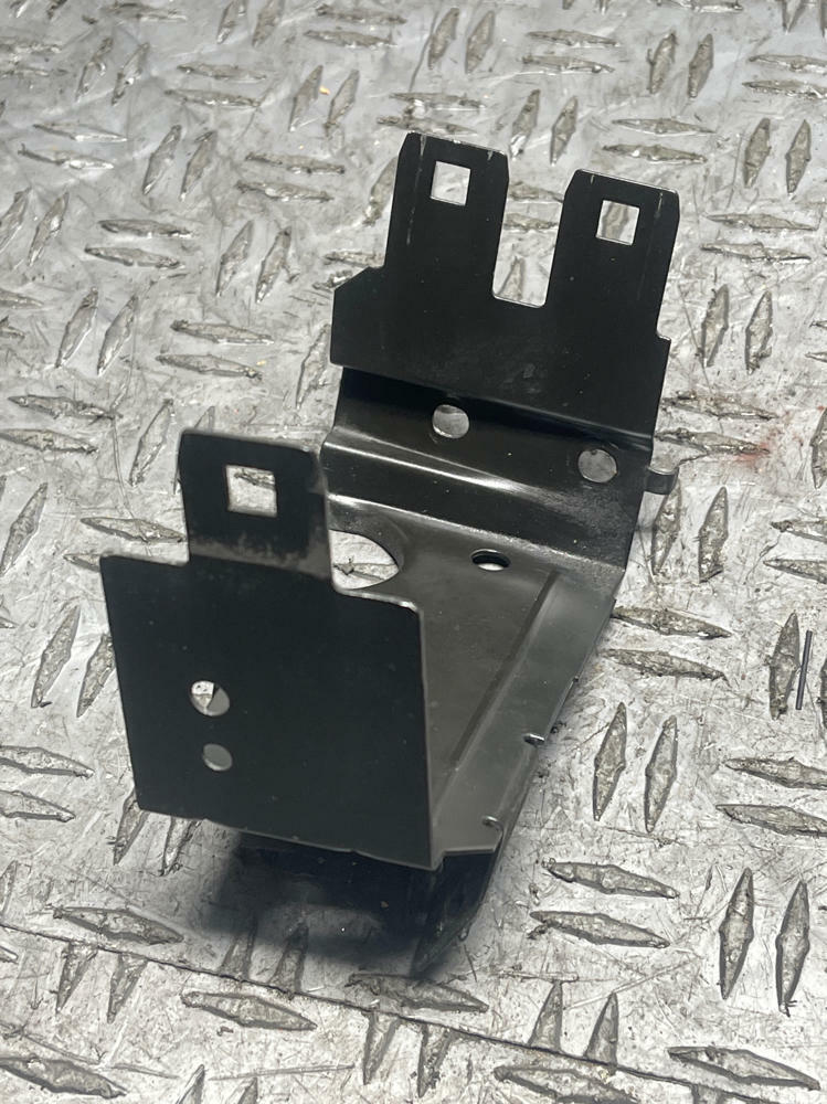 1999-04 Ford Mustang GT/SVT Cobra Engine Bay Fuse Box Mounting Bracket