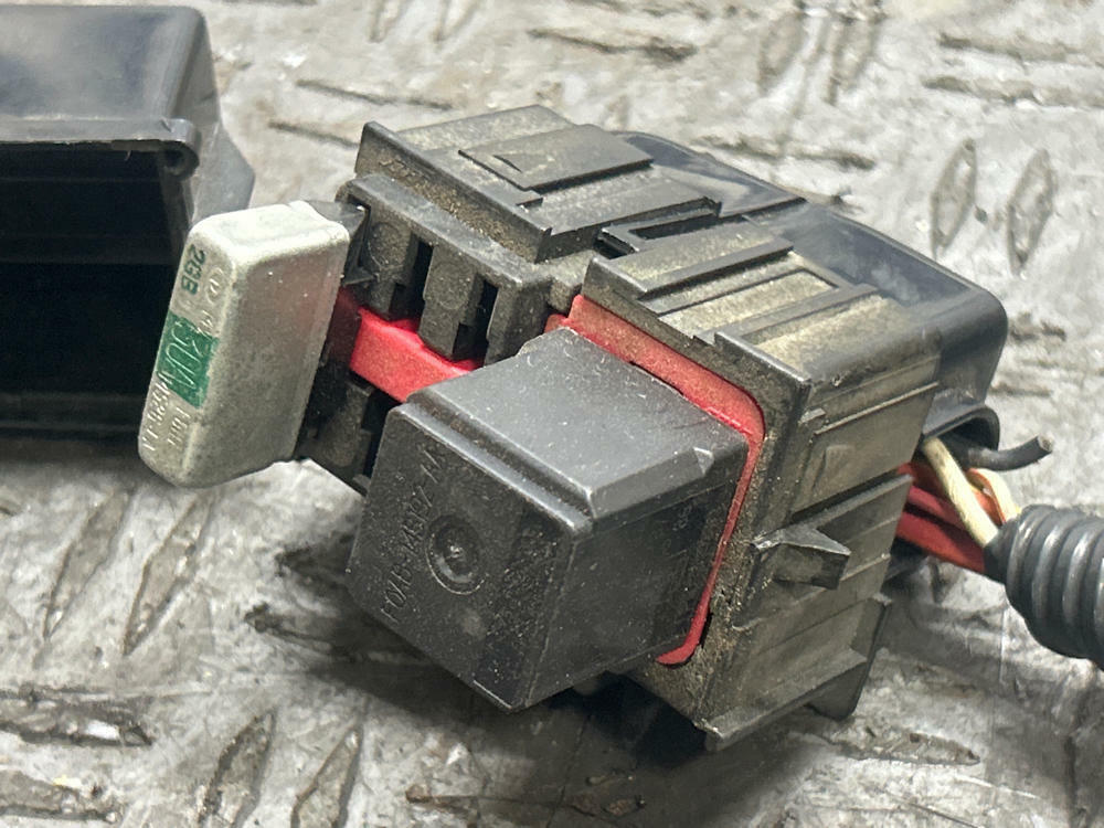 2003-04 Ford Mustang SVT Cobra Heat Exchanger/Fan Relay Module 295