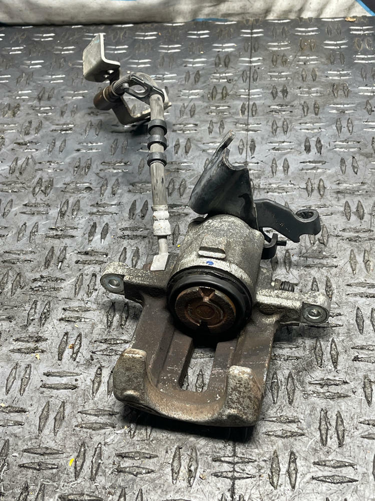 2011-14 Ford Mustang GT Rear Brake Calipers LH RH 294