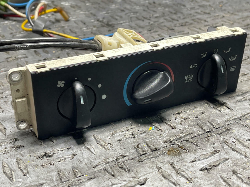 1999-04 Ford Mustang HVAC Control Panel 304