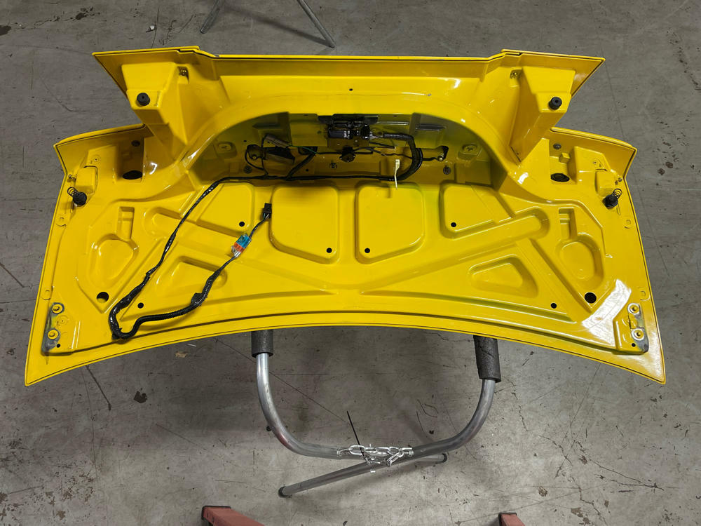 2003-04 Ford Mustang SVT Cobra Screaming Yellow Decklid 314