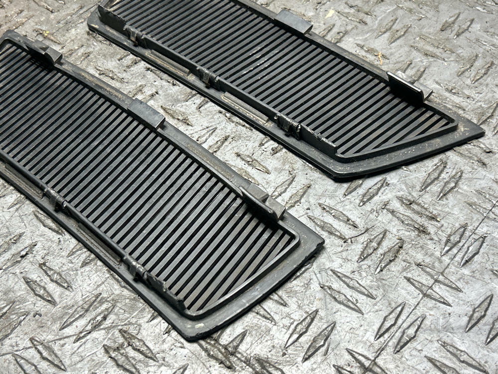 2003-04 Ford Mustang SVT Cobra OEM Hood Heat Extractors- NO Backing Plates 314