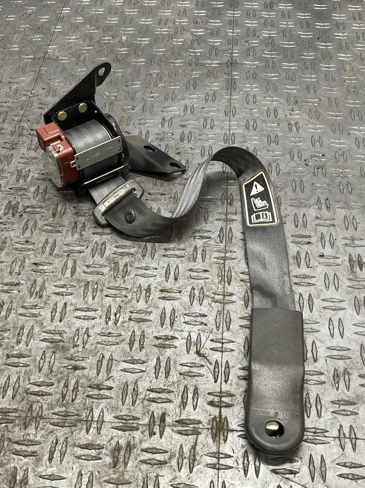 2003-04 Ford Mustang SVT Cobra Convertible Front Passenger RH Seatbelt 318