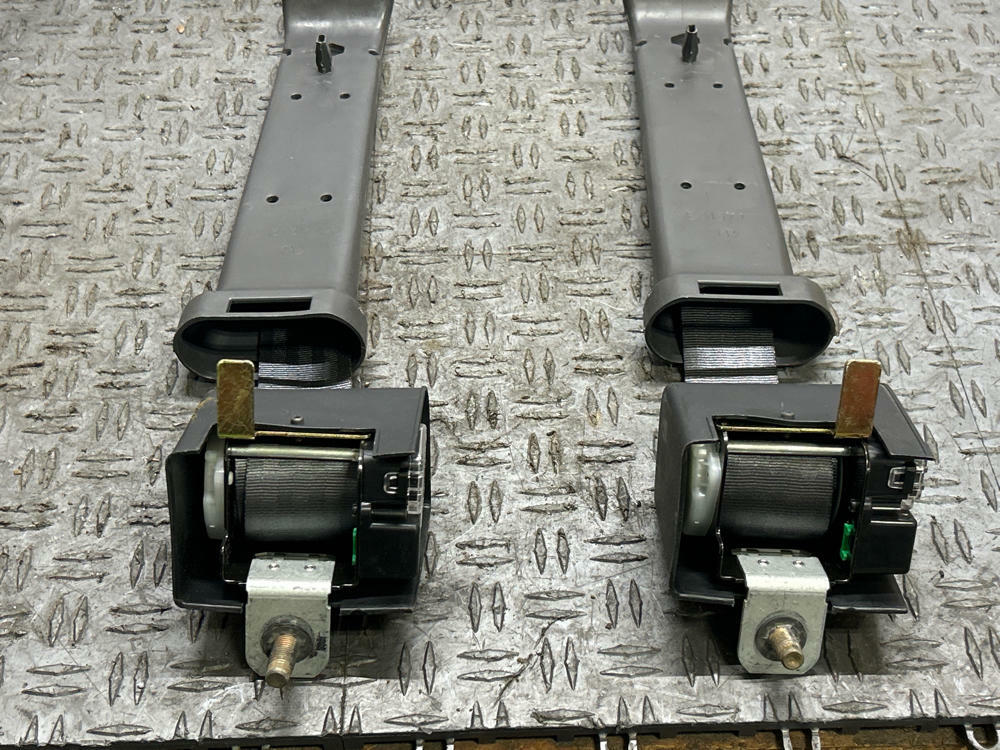 2003-04 Ford Mustang SVT Cobra Rear Seat Belt Pair 318