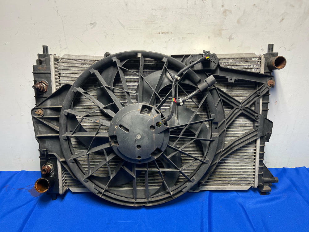 1999-04 Ford Mustang GT Automatic Radiator and Fan 141